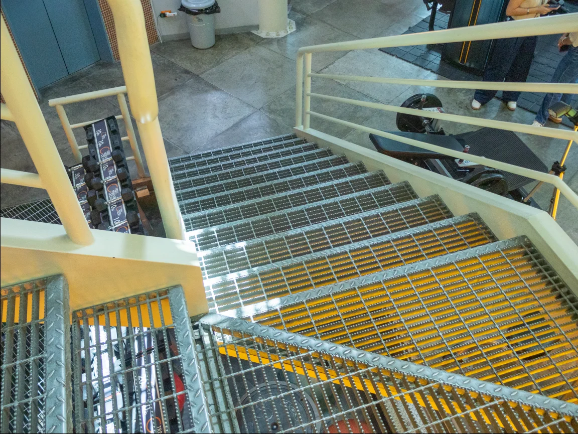 Peldaños y escaleras metálicas Acero Grill