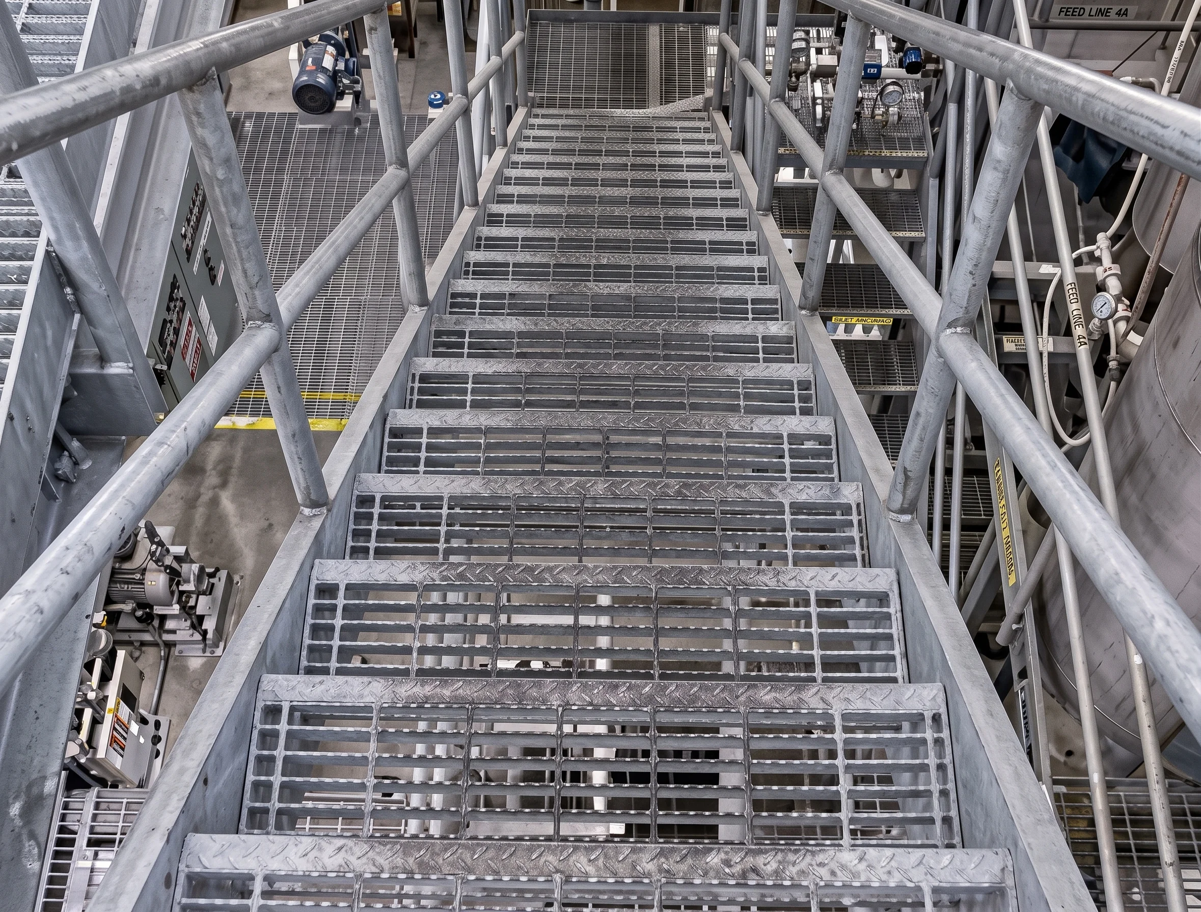 Escaleras de servicio en plantas químicas, petroquímicas y mineras