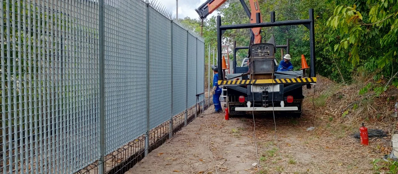 Modelo Fortaleza Muro de Acero de cerca perimetral Acero Grill